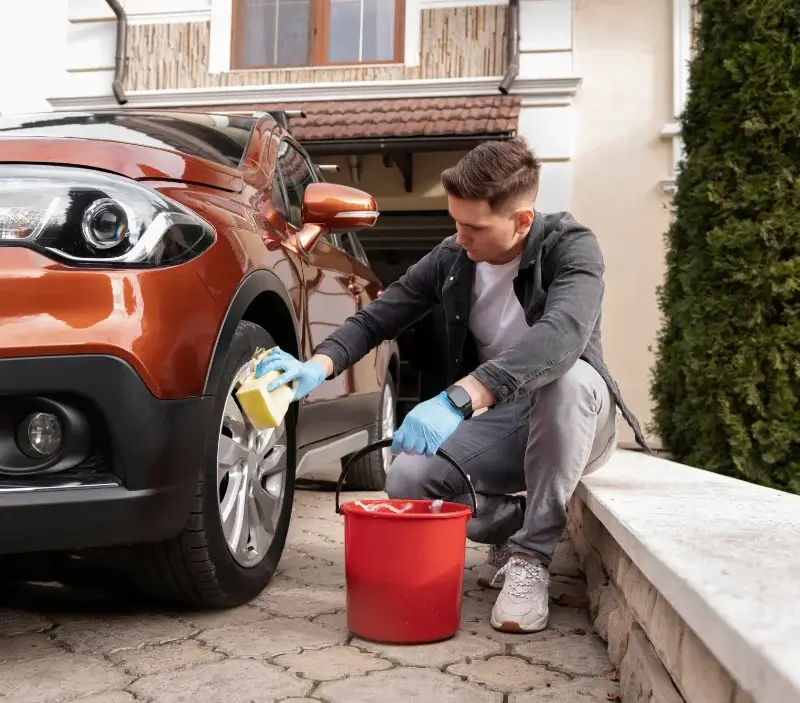 Lavage auto à domicile Ourouer-les-Bourdelins : professionnel intervenant sur un véhicule